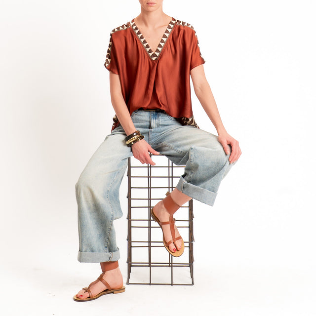 Anonyme-Blusa fantasia in satin scollo a v - brick/sand/moro