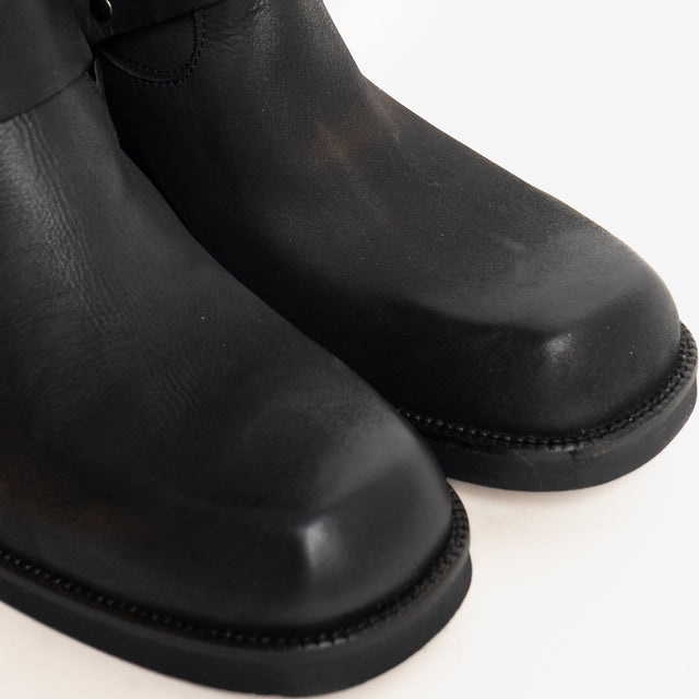 Divine Follie-Biker in nabuk con cinturino - nero