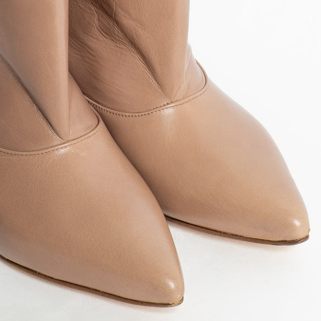 Divine Follie-Tronchetto a punta con tacco - tortora