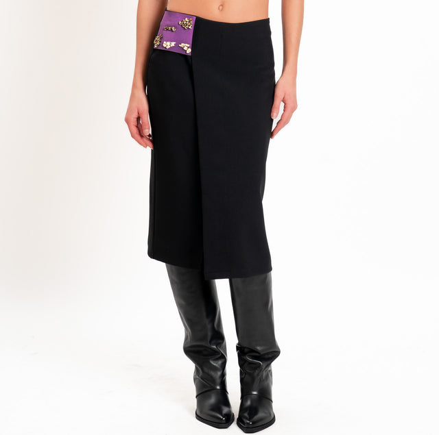 Tensione in-Gonna portafoglio con applicazione cabochon - nero/viola