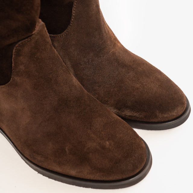 Divine Follie-Stivale in camoscio con zip laterale - moro