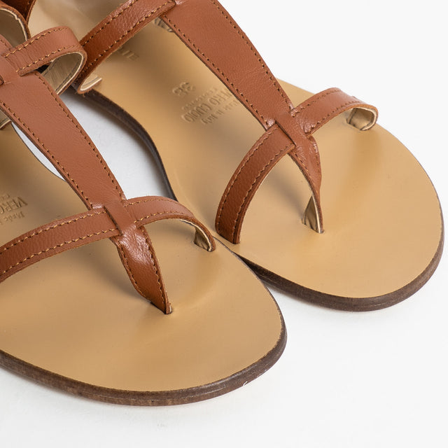 Divine Follie-Sandalo infradito cinturino alla caviglia - cuoio