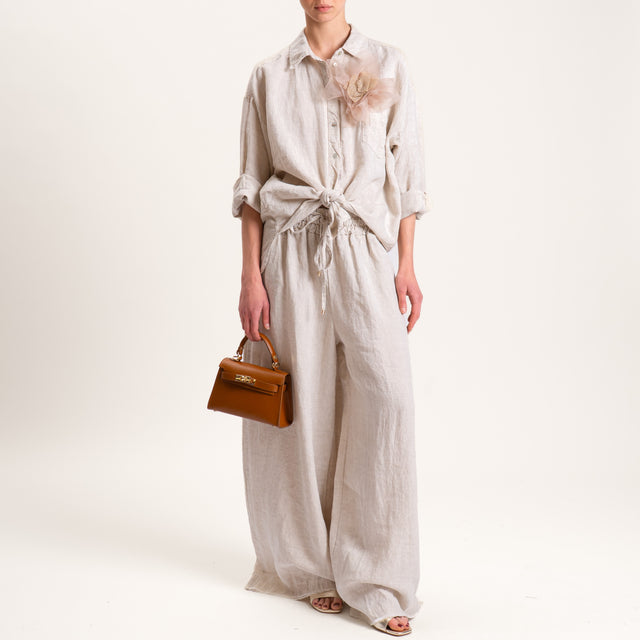 Tensione in-Camicia in lino con spilla fiore - gesso