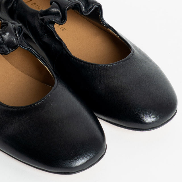Divine Follie-Ballerina in pelle con cinturino - nero