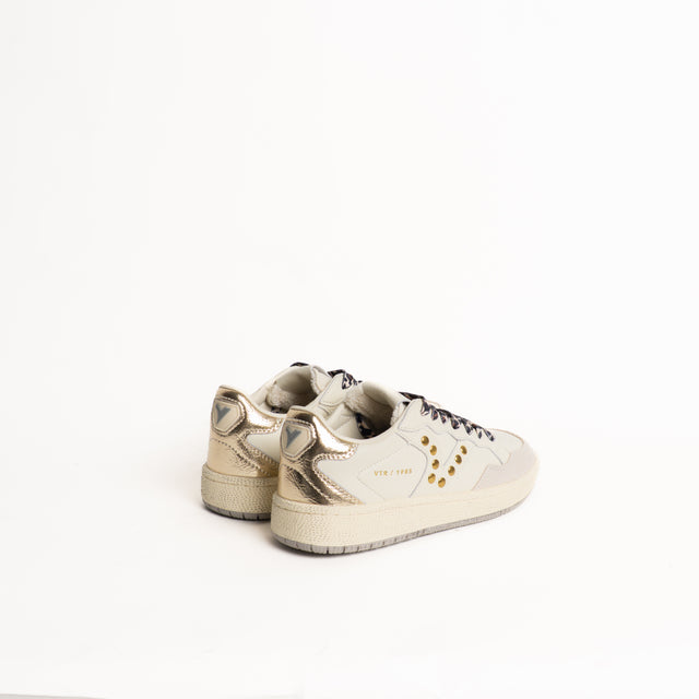 Victoria-Sneakers in pelle con borchie - crema/oro