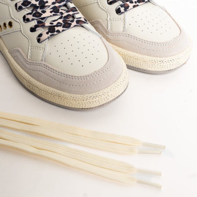 Victoria-Sneakers in pelle con borchie - crema/oro