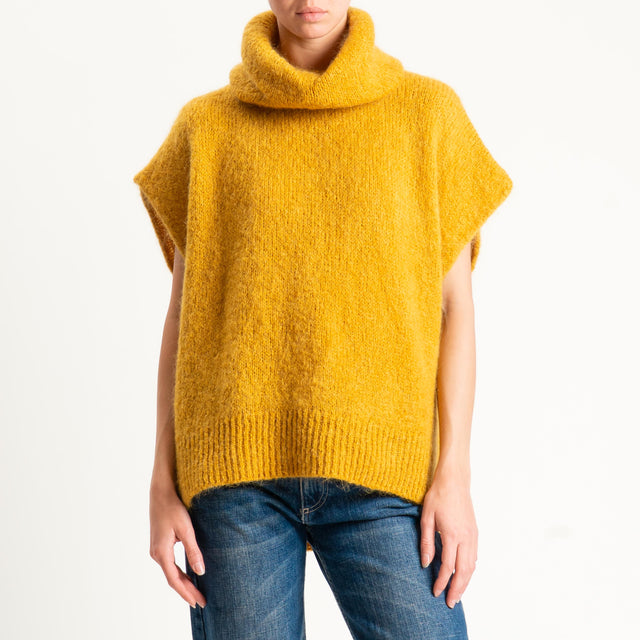 Dixie-Maglia mohair smanicata collo alto - Senape