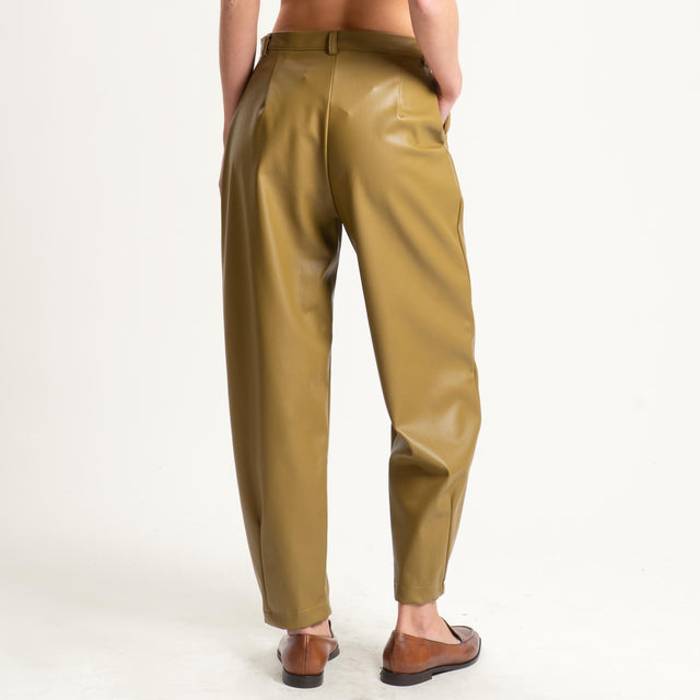 Dixie-Pantalone similpelle barrel fit con pinces - olio