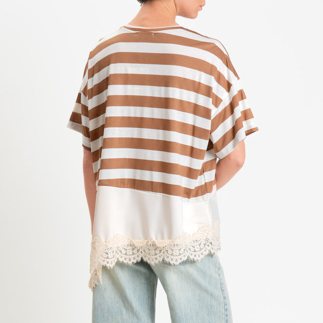 Dixie-T-shirt righe asimmetrico con pizzo - burro/cammello