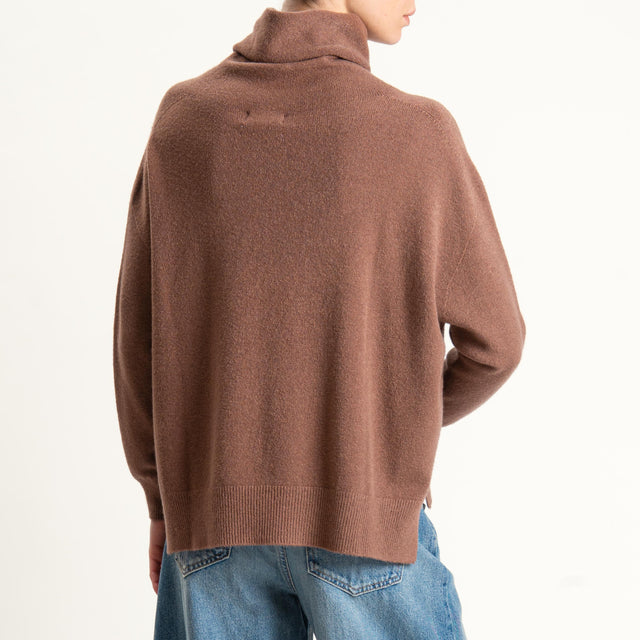 Kontatto-Maglia collo alto spacchi laterali (QS) - nocciola