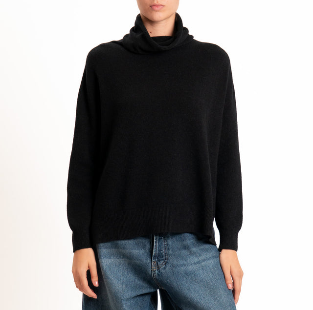Kontatto-QS turtleneck sweater with side slits - black