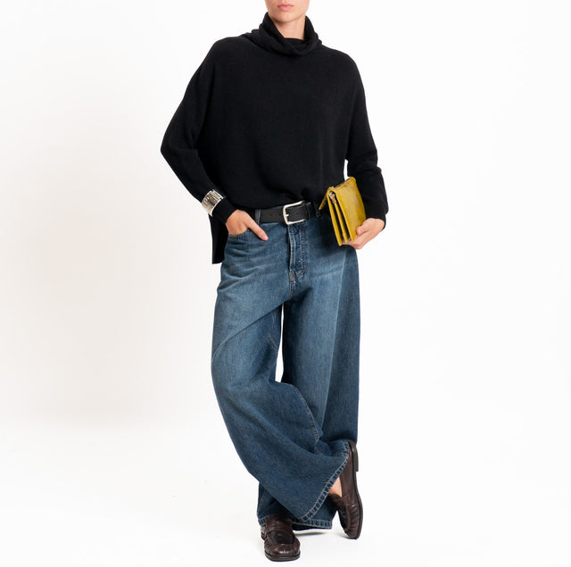 Kontatto-QS turtleneck sweater with side slits - black