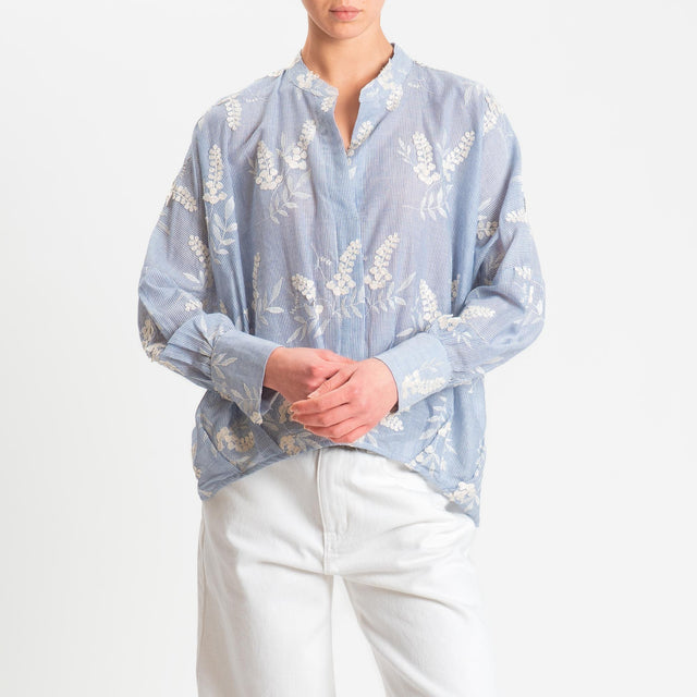 Kontatto- Camicia collo coreana a righe con ricami - azzurro/burro