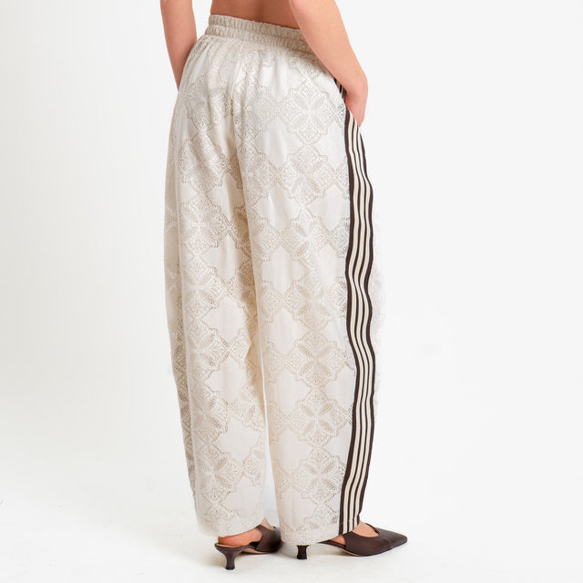 Motel-Pantalone macramè bande laterali elastico in vita - burro/moro