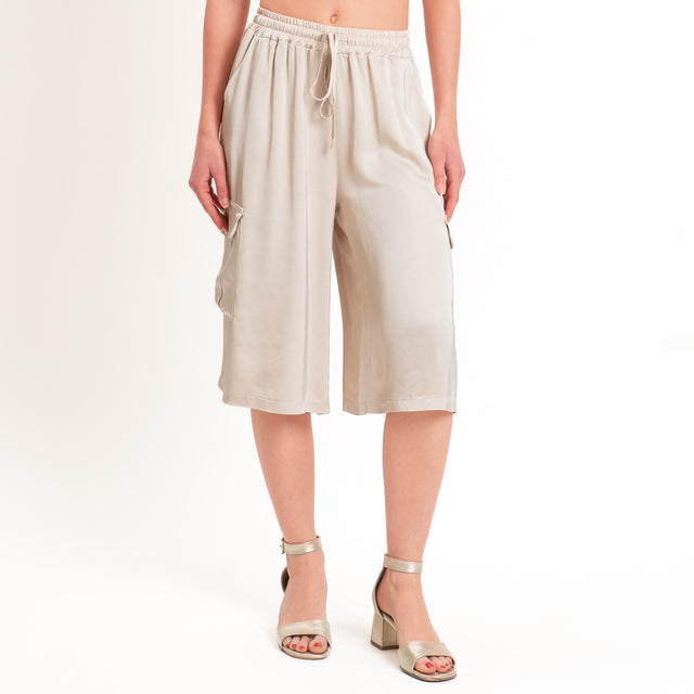 Motel-Bermuda cargo in satin elastico in vita - avena