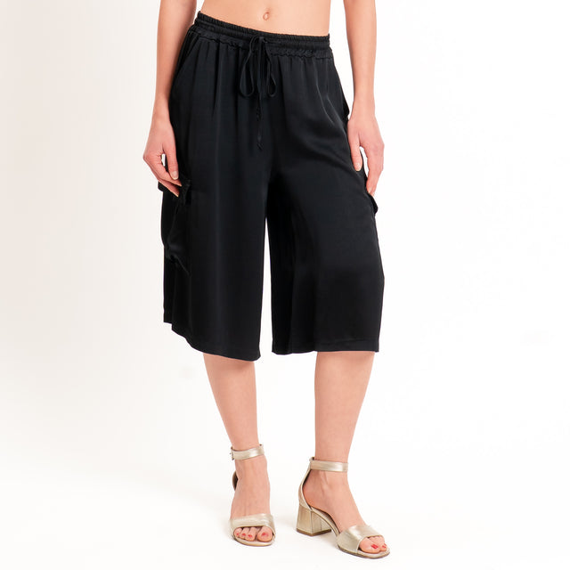 Motel-Bermuda cargo in satin elastico in vita - nero