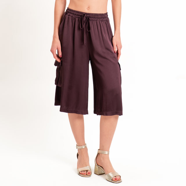 Motel-Bermuda cargo in satin elastico in vita - burgundy