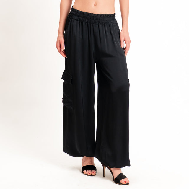 Motel-Pantalone cargo in satin elastico in vita - nero