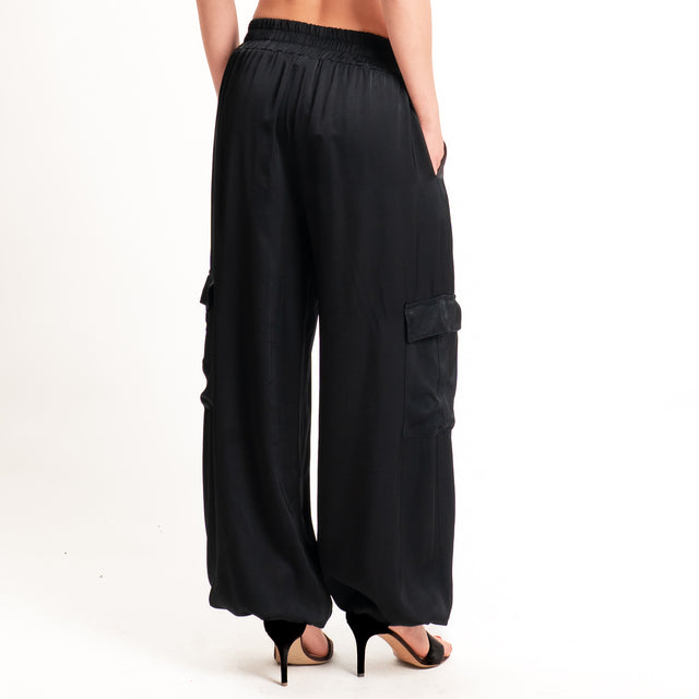 Motel-Pantalone cargo in satin elastico in vita - nero
