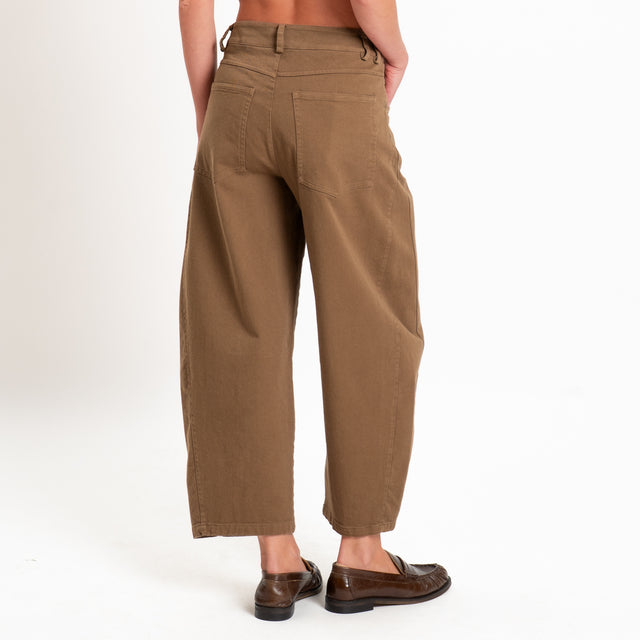 Motel-Pantalone cinque tasche barrel fit drill elasticizzato - sigaro