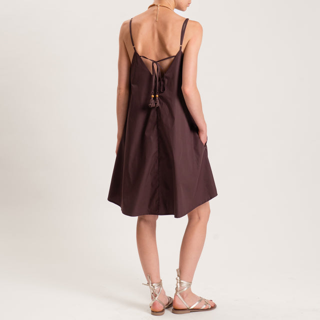 Vestido Motel-Short con doble escote en V en lona paracaídas - marrón oscuro