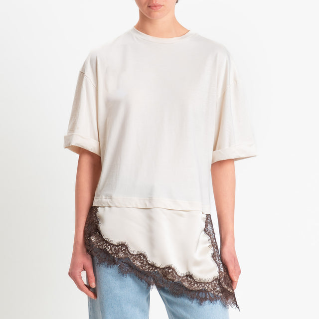 Motel-T-shirt asimmetrico con pizzo - burro/moro