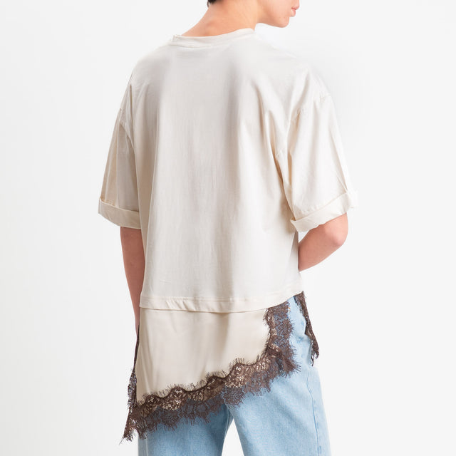 Motel-T-shirt asimmetrico con pizzo - burro/moro