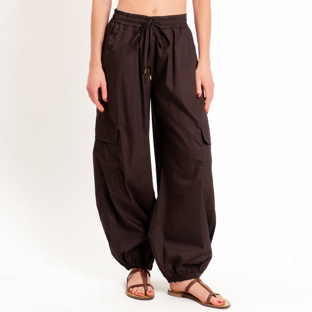 Motel-Pantalone cargo parachute con coulisse - marrone