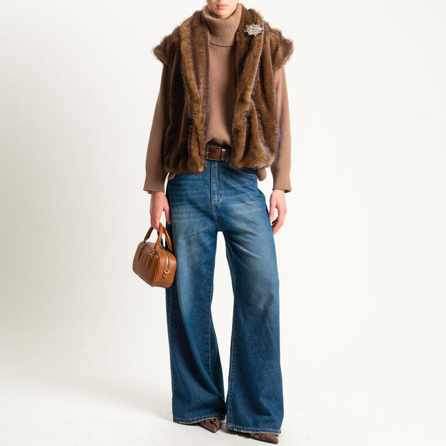 Motel-Gilet ecopelliccia con spilla - tabacco