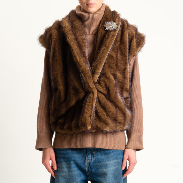 Motel-Gilet ecopelliccia con spilla - tabacco
