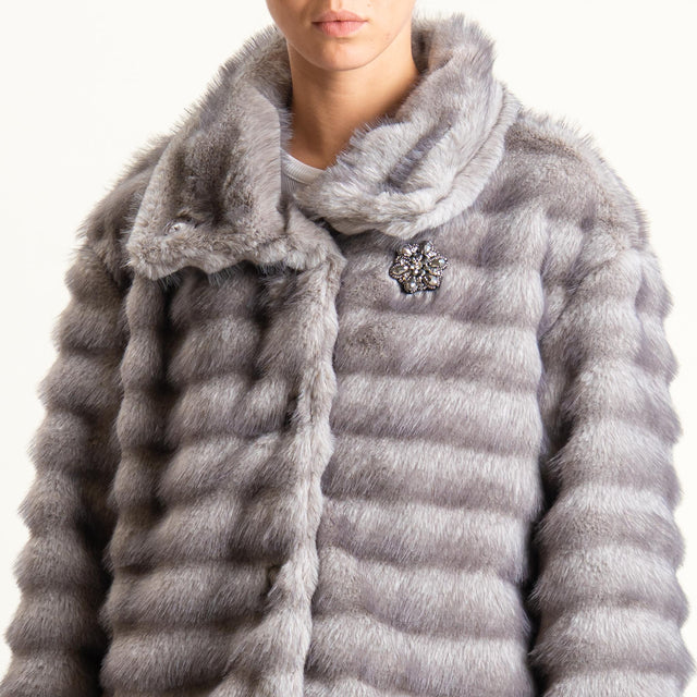 Motel- Ecopelliccia con spilla - grigio