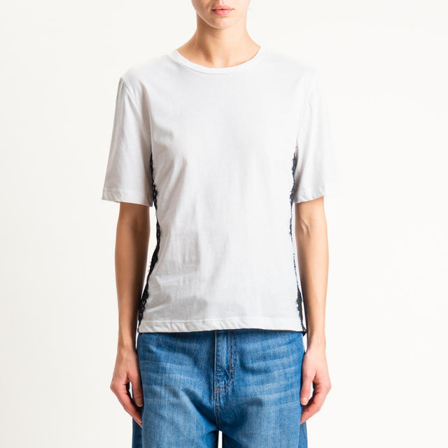 Motel-T-shirt con pizzo laterali - latte/nero
