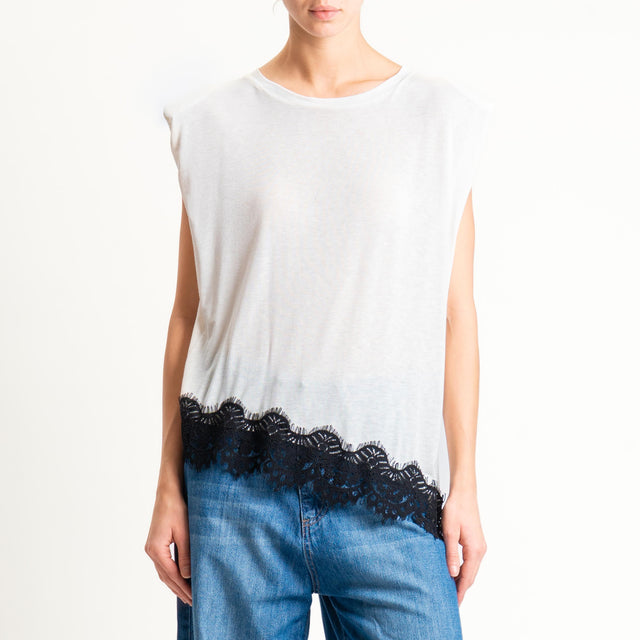 Motel-T-shirt asimmetrico con spalline e pizzo - panna