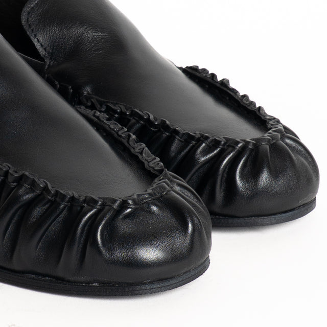 Ovyè-Mocassino in pelle effetto arricciato - nero