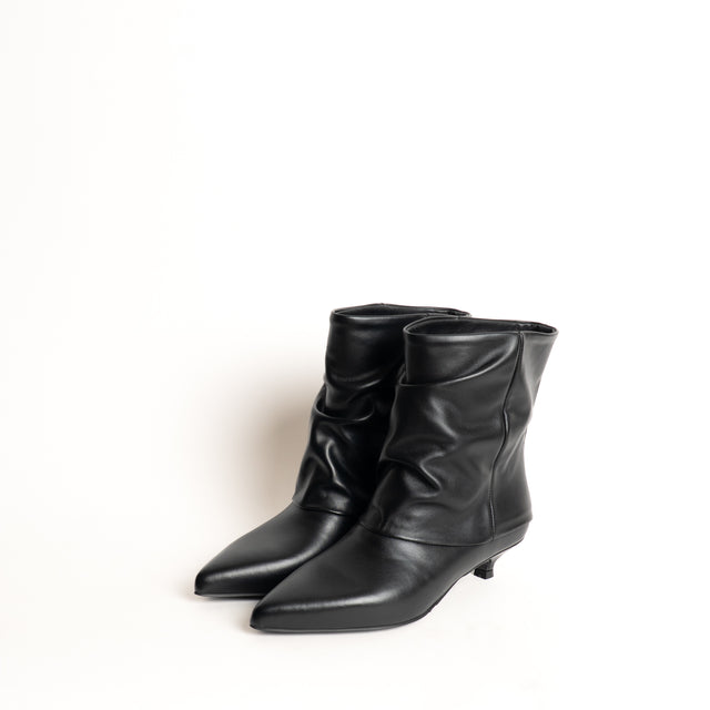 Ovyè-Stivaletto in pelle effetto arricciato - Nero