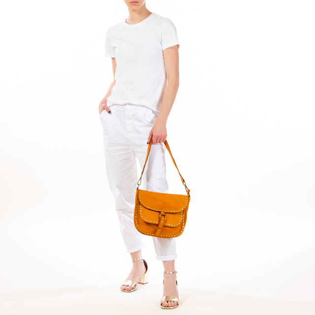 Zeroassoluto - Flap bag tolfa con borchie - Senape