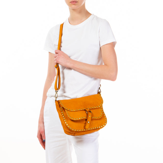 Zeroassoluto - Flap bag tolfa con borchie - Senape