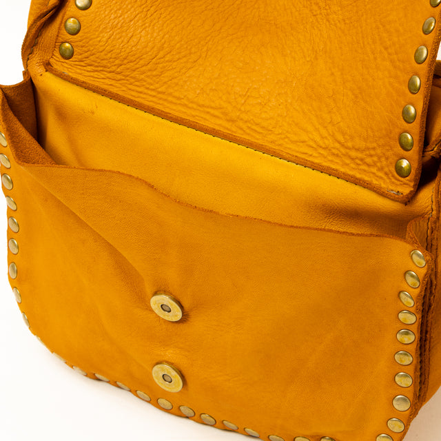Zeroassoluto - Flap bag tolfa con borchie - Senape