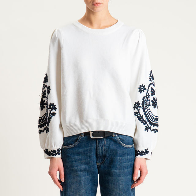 Philia Loft-Maglia girocollo con ricami - panna/nero