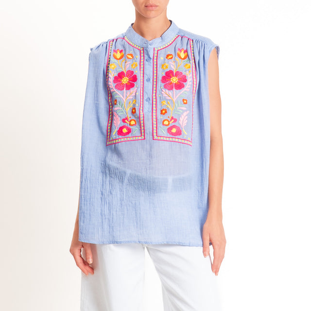 Philia loft-Camicia mussola smanicata con ricami - celeste/fucsia