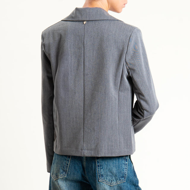 Philia Loft-Giacca gessata con spilla - grigio