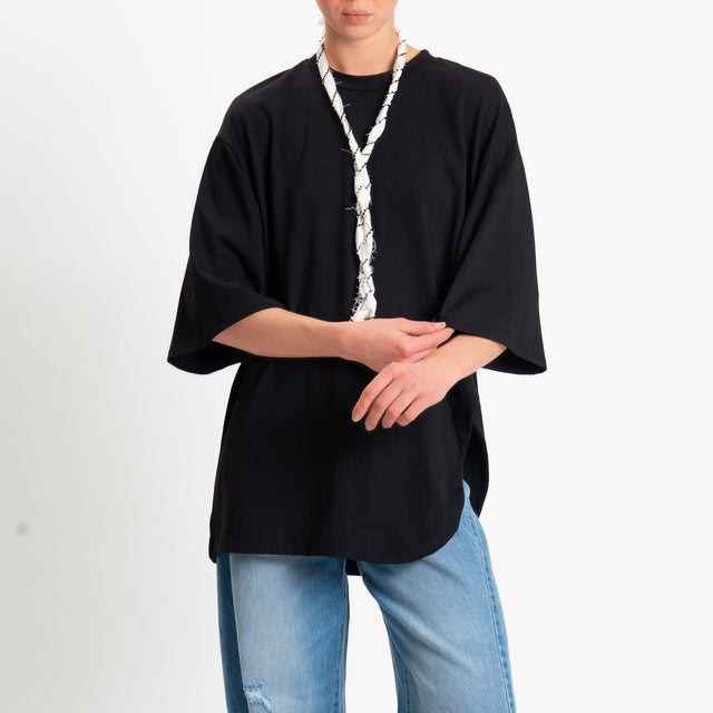 Philia Loft-T-shirt oversize asimmetrica con collana - nero
