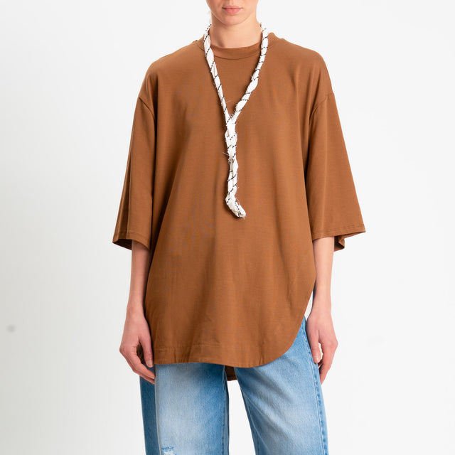 Philia Loft-T-shirt oversize asimmetrica con collana - tabacco