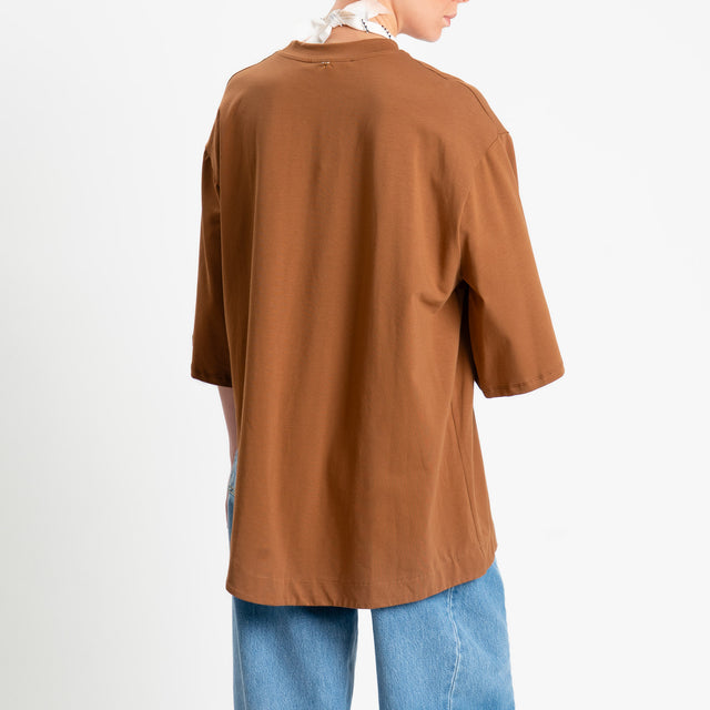 Philia Loft-T-shirt oversize asimmetrica con collana - tabacco