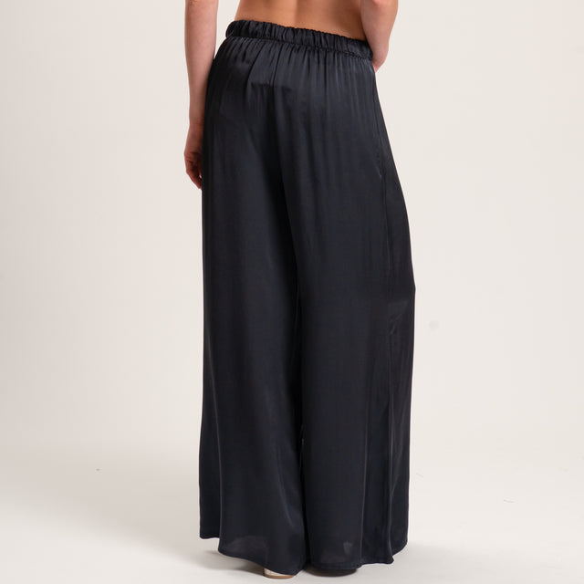 Tensione in-Completo top e pantalone raso elasticizzato di viscosa - nero