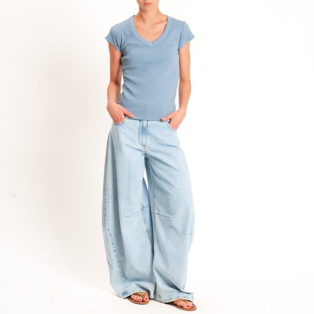 Tensione in-T-shirt scollo v a costine - jeans