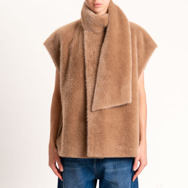 Tensione in-Gilet ecopellicia con sciarpa - cammello