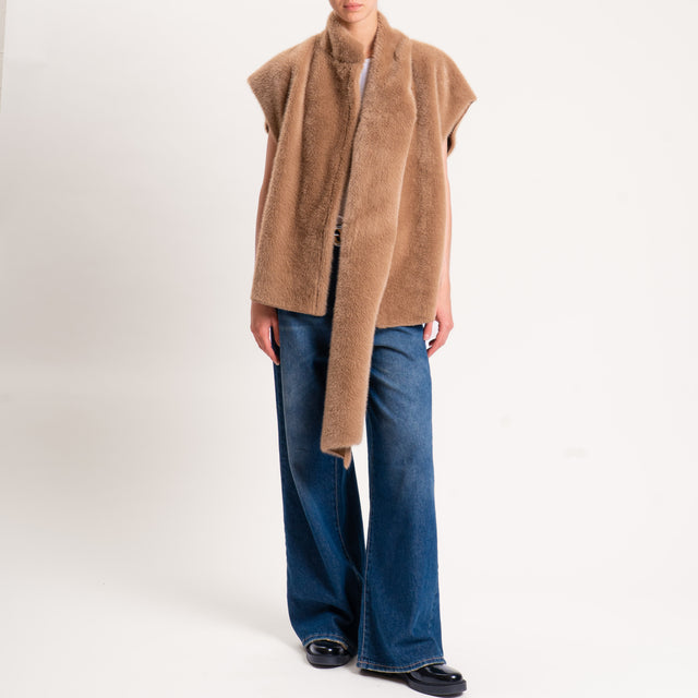 Tensione in-Gilet ecopellicia con sciarpa - cammello