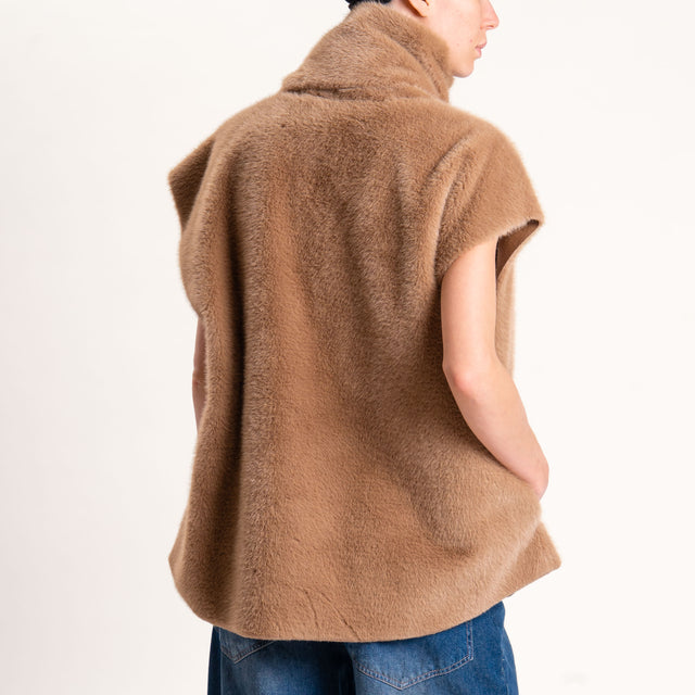 Tensione in-Gilet ecopellicia con sciarpa - cammello
