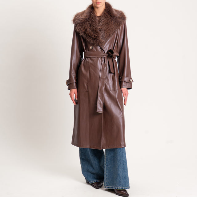 Tensione in-Cappotto similpelle con ecopelliccia - cioccolato